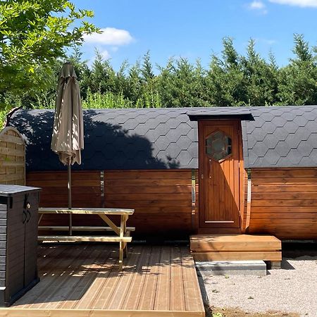 Tonneau Herbergement Insolite Au Camping Des Nieres Ebreuil Bagian luar foto