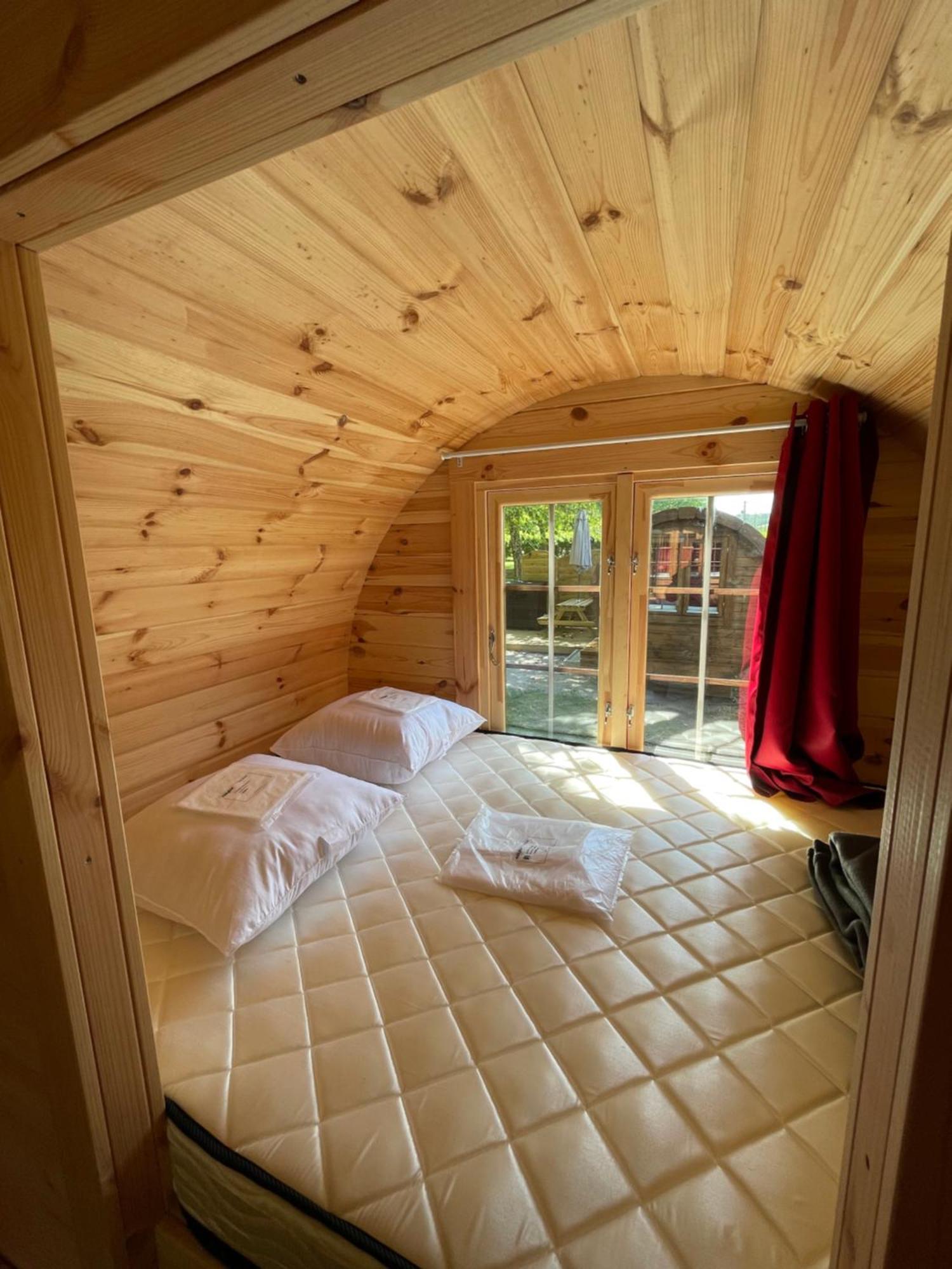 Tonneau Herbergement Insolite Au Camping Des Nieres Ebreuil Bagian luar foto