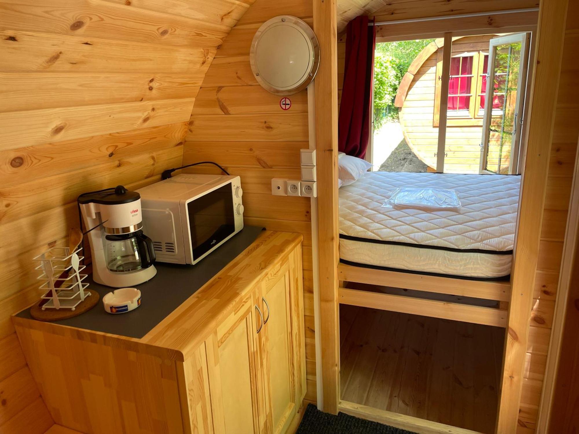 Tonneau Herbergement Insolite Au Camping Des Nieres Ebreuil Bagian luar foto