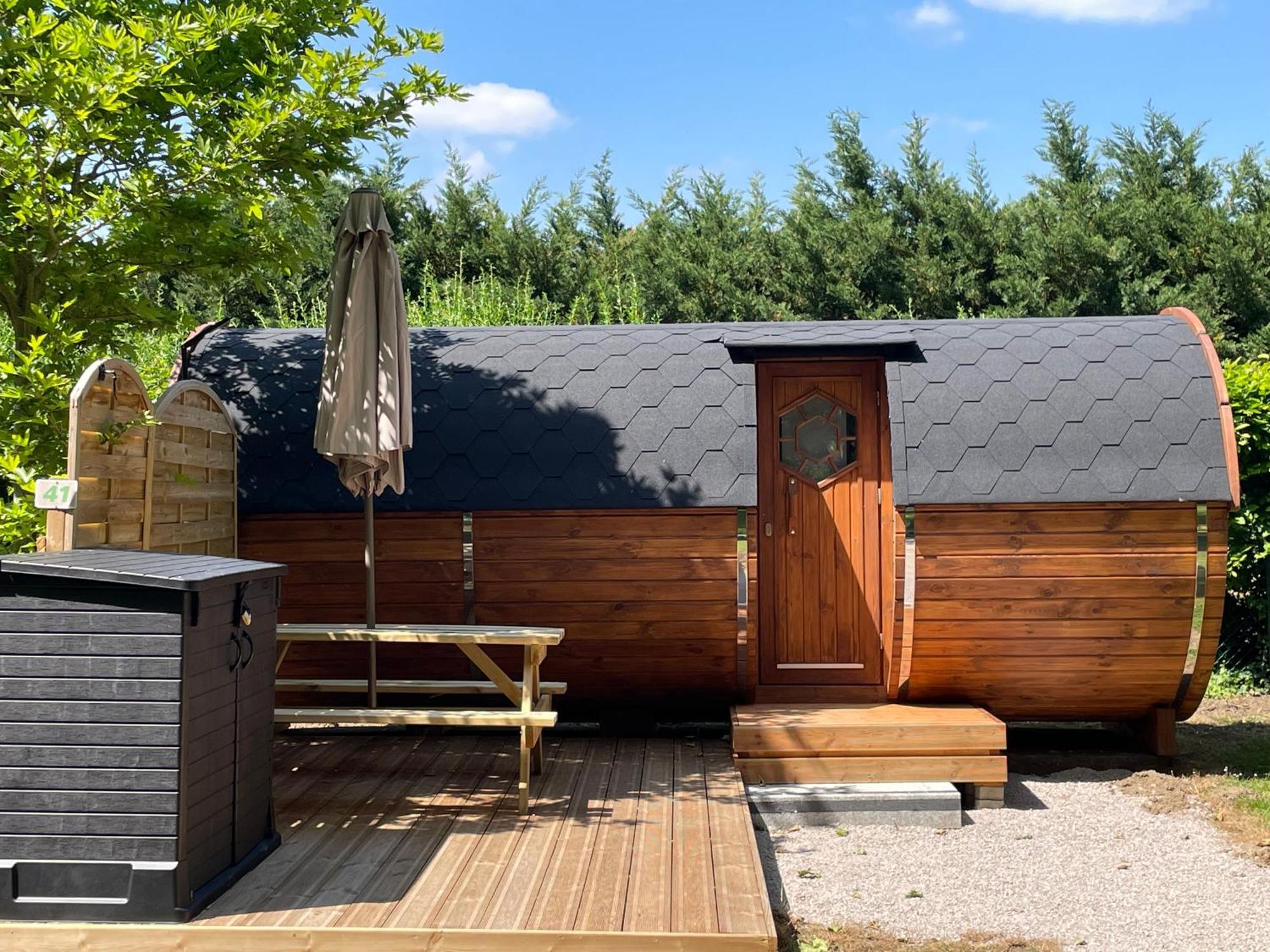 Tonneau Herbergement Insolite Au Camping Des Nieres Ebreuil Bagian luar foto
